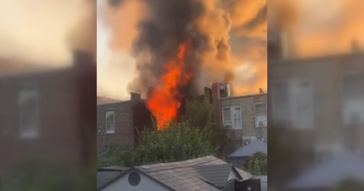 5 firefighters injured battling blaze in Queens 