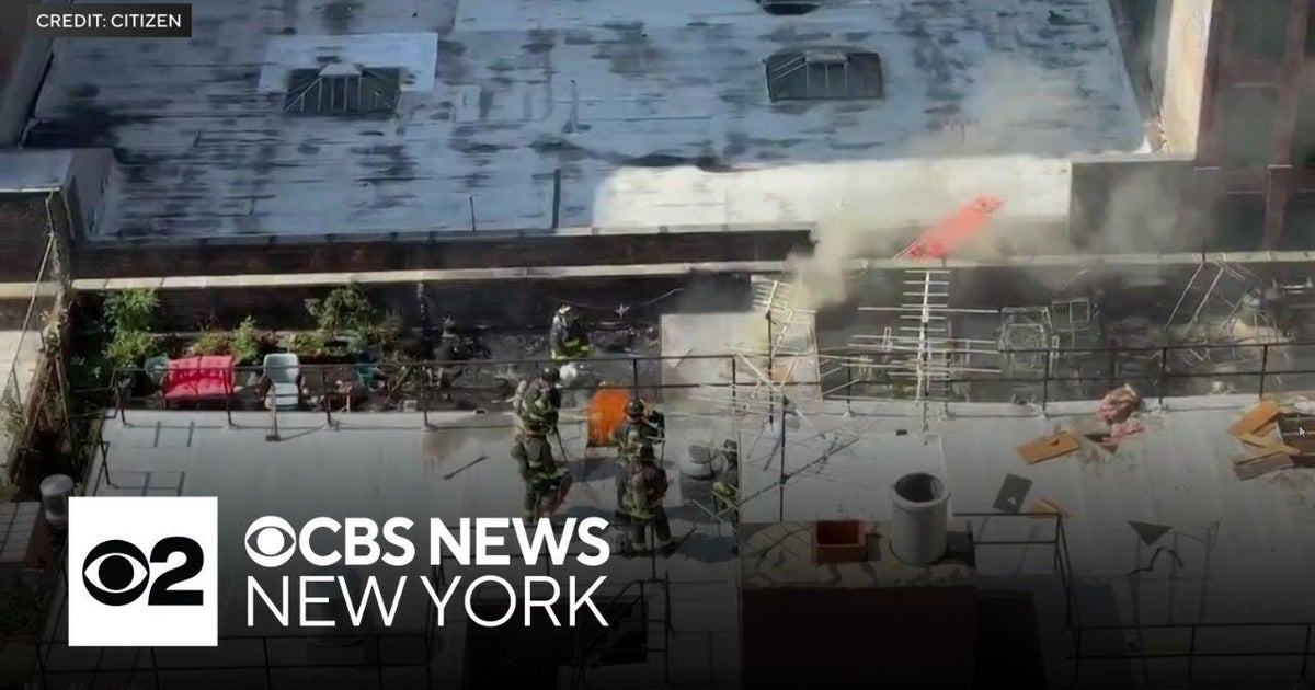 Upper East Side fire breaks out on building rooftop - CBS New York