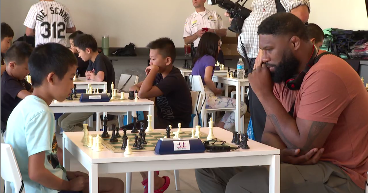 Chicago police officers, UFC fighters join CPS students for chess tournament 