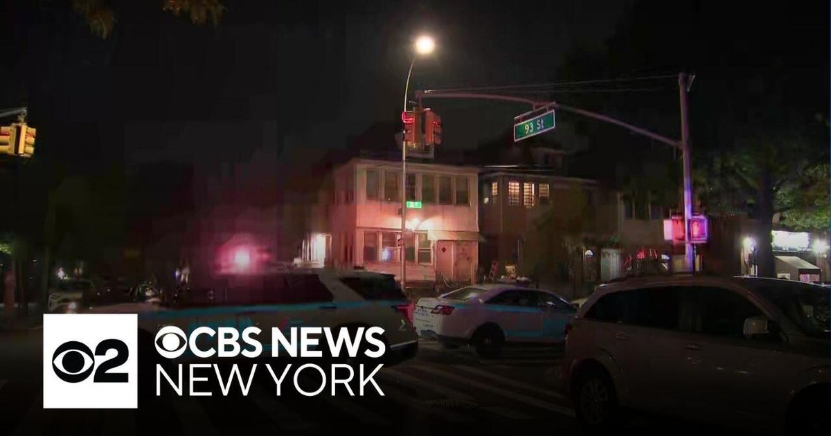 Man found stabbed on garage roof in Jackson Heights, NYPD says - CBS ...