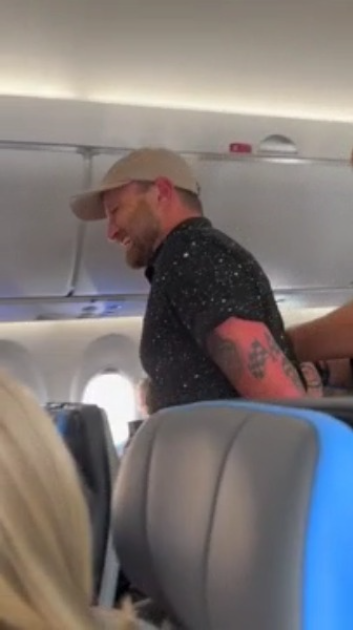 david-carver-escorted-off-flight-in-grand-junction-colo.png