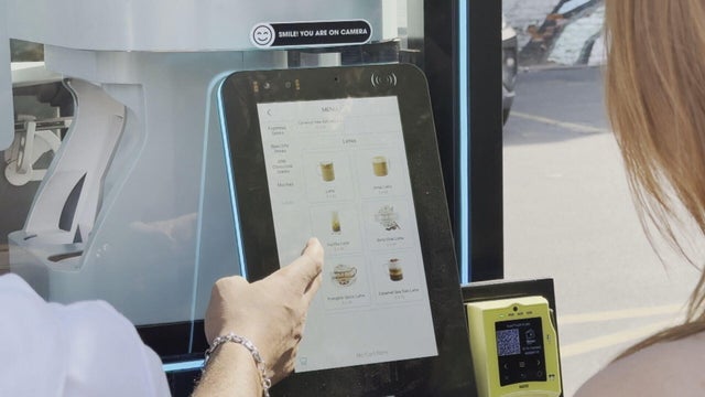 24-7-robot-coffee-kiosk-5pkg-frame-1941.jpg 