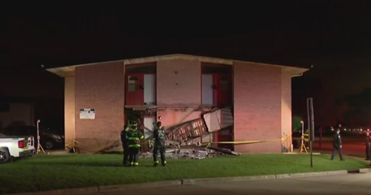 Residents evacuated after apartment balcony collapsed in Wisconsin 