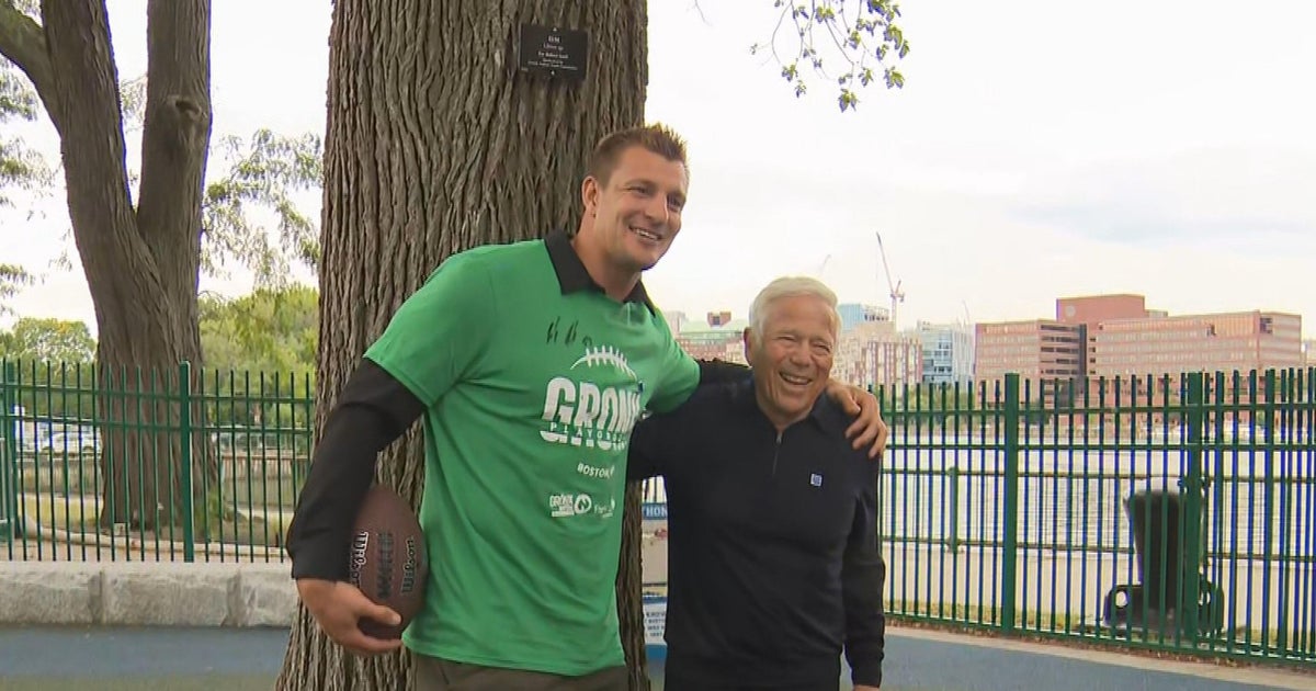 Gronkowski wants to sign 1-day contract and retire a Patriot 