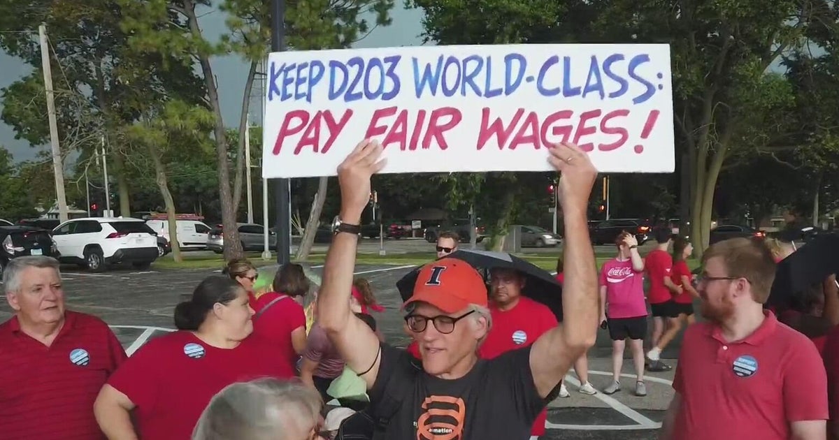 School year begins in River Forest, Naperville as teachers battle for contracts 