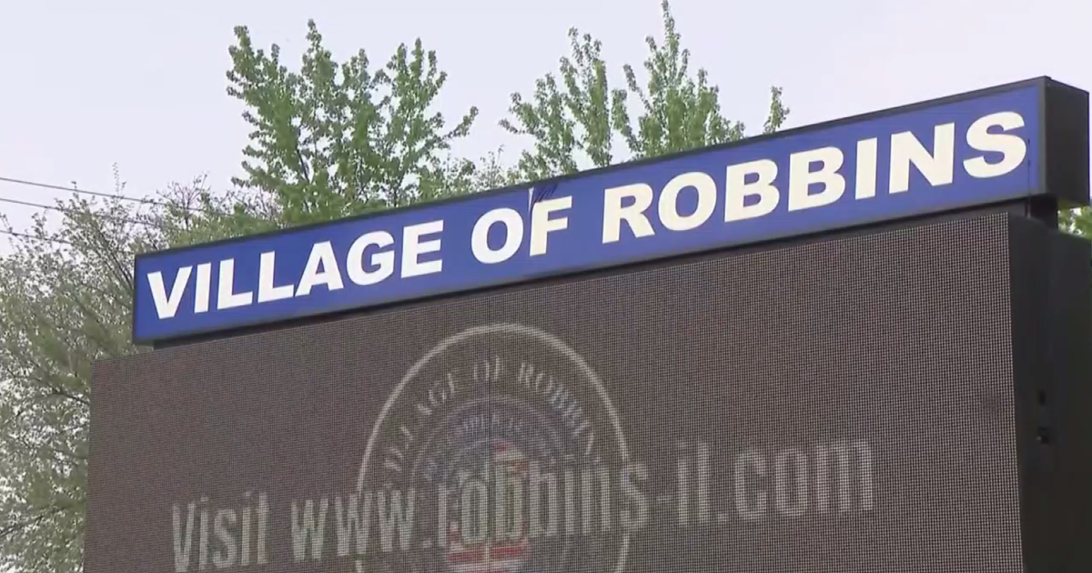 Former Robbins police chief admits to battery charges 