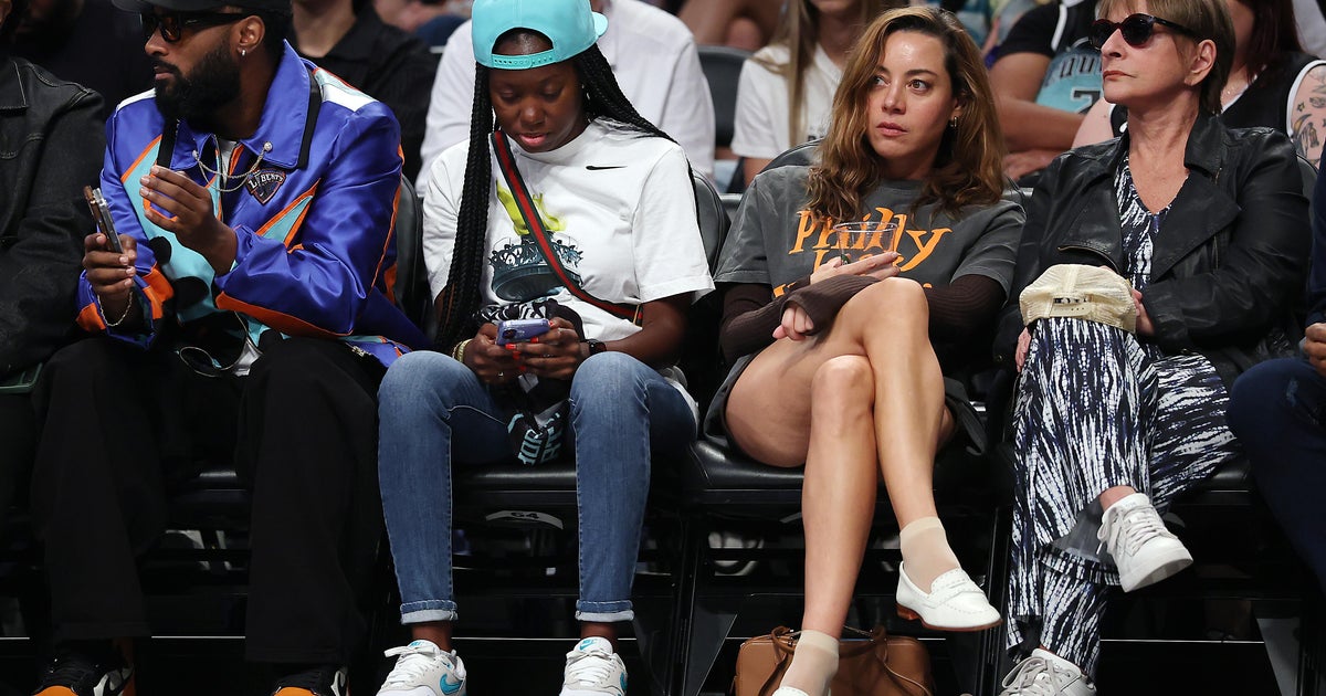Del. native Aubrey Plaza wears "Philly is a women's sports town" shirt to WNBA game 