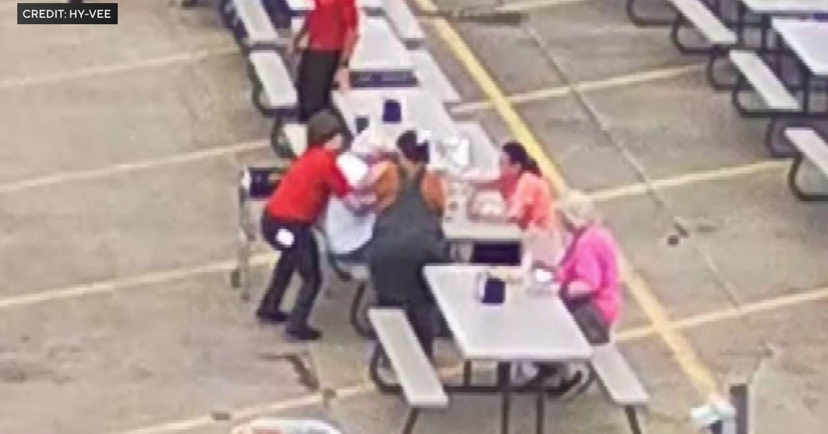 Video shows Hy-Vee employee giving Heimlich to choking customer 