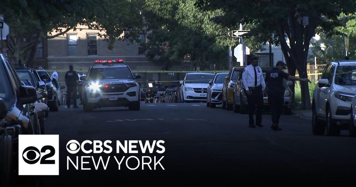 4 teenagers injured in Bronx shooting, police say - CBS New York