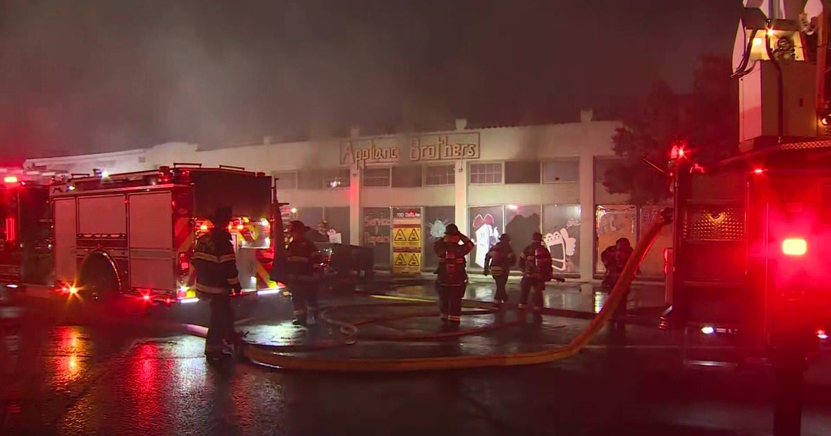 Fire at vacant Old North Sacramento appliance shop threatened apartment complex next door
