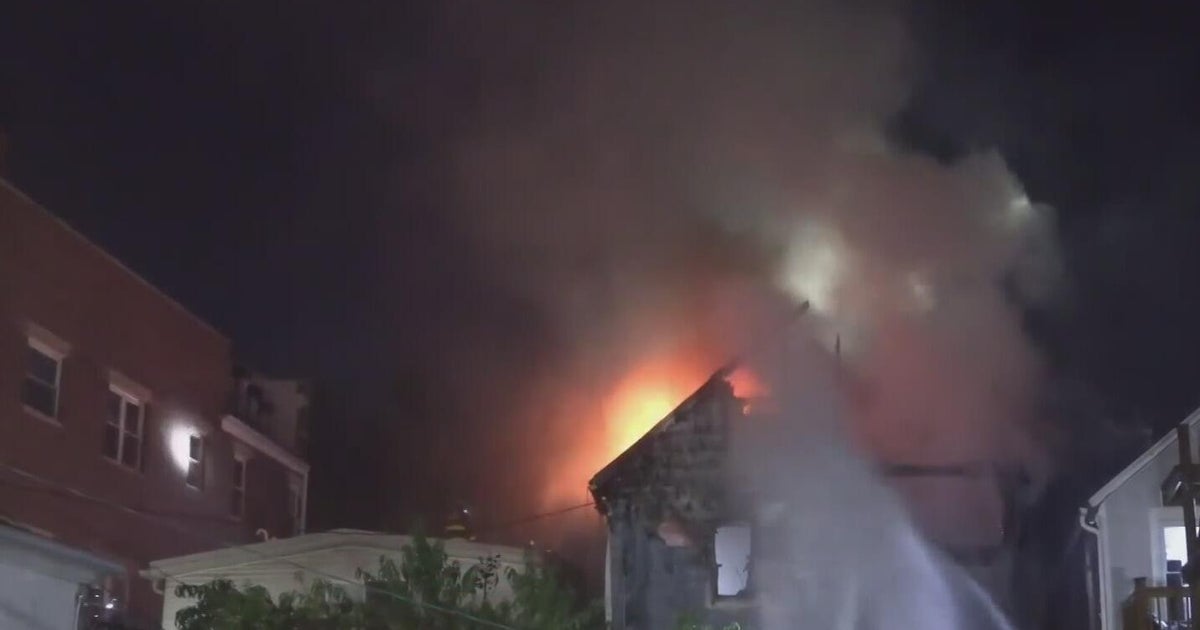 12 displaced by blaze on Chicago's Near Northwest Side - CBS Chicago