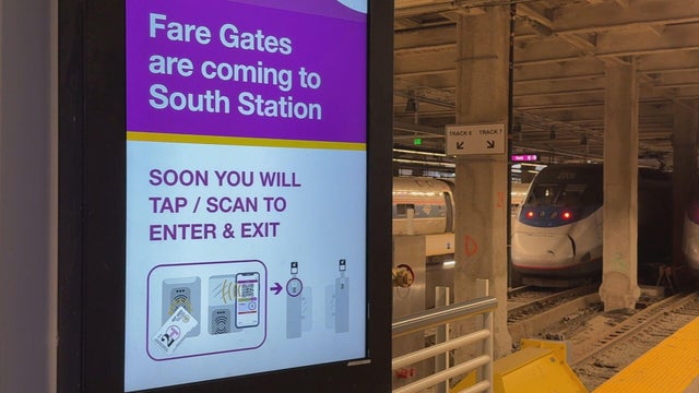 south-station-fare-gates-530p-fri-pkg-transfer-frame-1414.jpg 