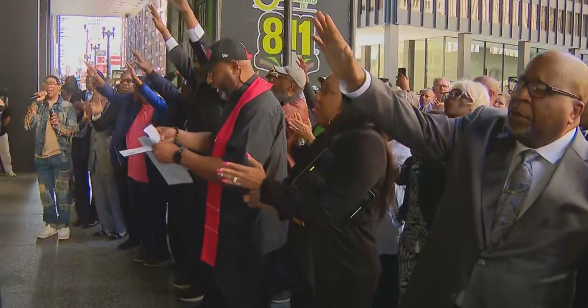 Federal Plaza rally demands Trump keep troops out of Chicago ...