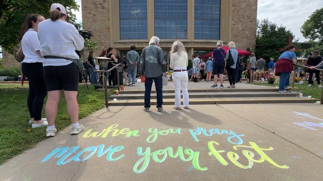 5p-pkg-people-paying-tribute-wcco8m0z.jpg 