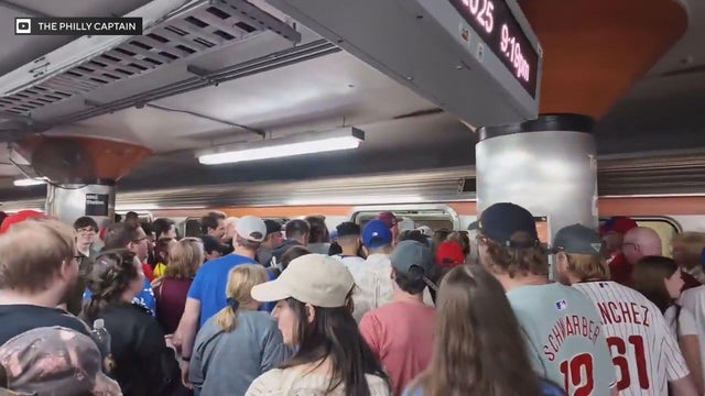 crowds-at-nrg-septa-station-phillies-sports-eagles.jpg 