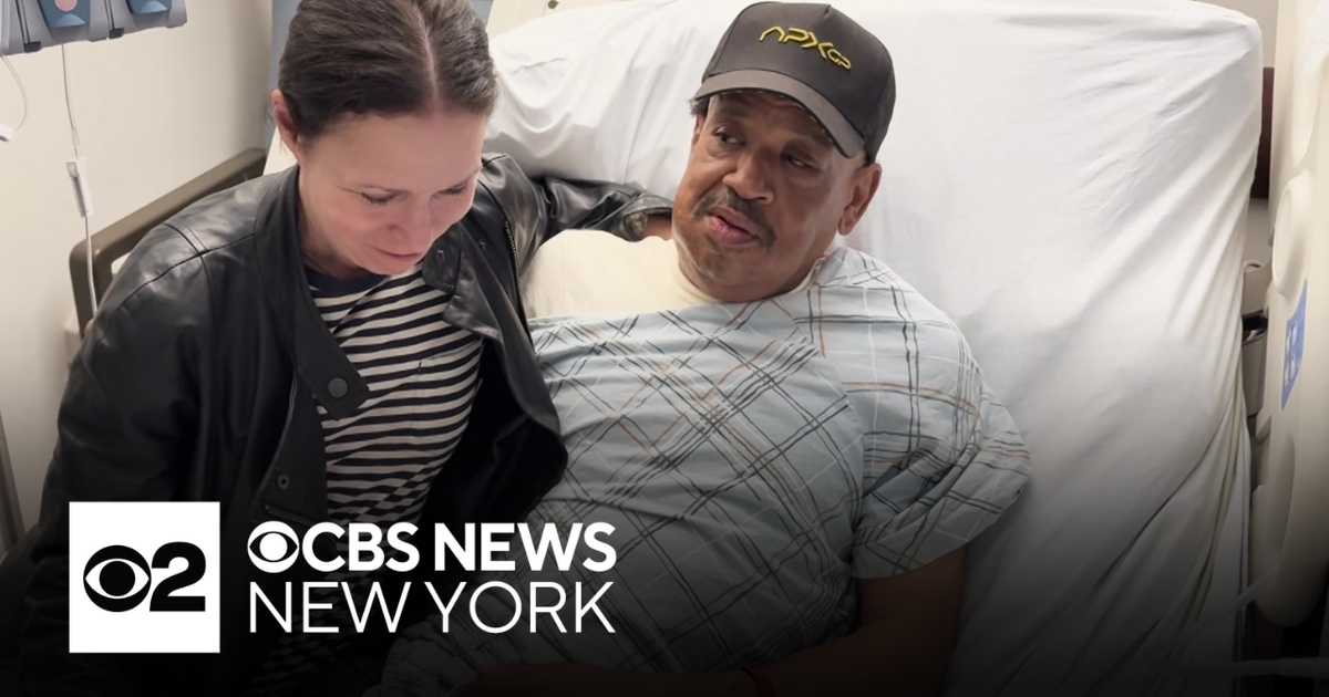 Man says he was sucker punched on NYC subway platform - CBS New York