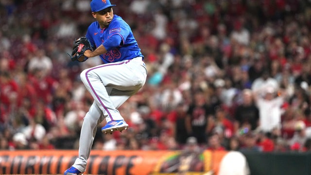 Edwin Diaz #39 of the New York Mets pitches during the ninth inning against the Cincinnati Reds at Great American Ball Park on September 05, 2025 in Cincinnati, Ohio. 