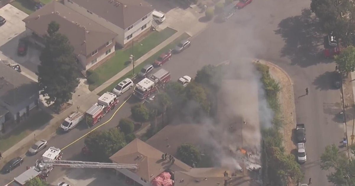 Fire burns apartment complex in San Jose - CBS San Francisco