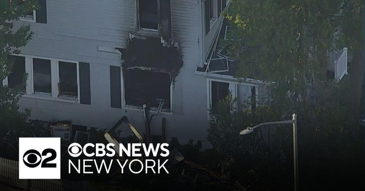 2 found dead in Queens house fire - CBS New York