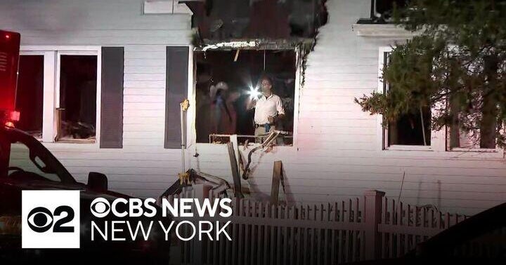 House fire in Queens leaves 2 people dead - CBS New York