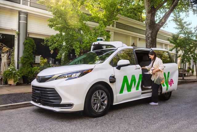 lyft-and-may-mobility-av-vehicles-in-atlanta.jpg 