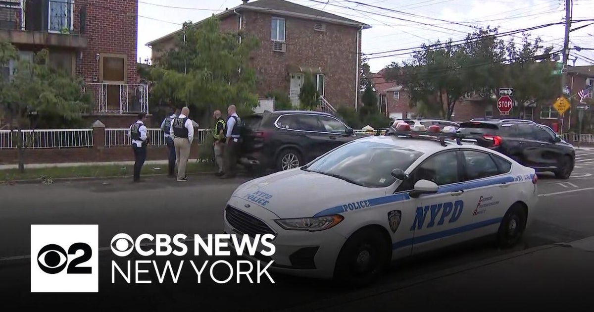 Son accused of fatally stabbing father in Queens - CBS New York