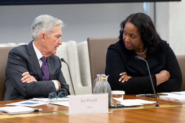 Federal Rezerv Başkanı Jerome Powell, yönetim kurulu üyesi Lisa Cook ile görüşüyor