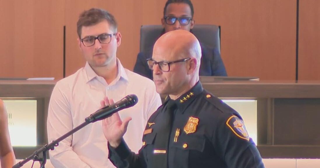 Eddie Garcia sworn in as Fort Worth’s new police chief - CBS Texas
