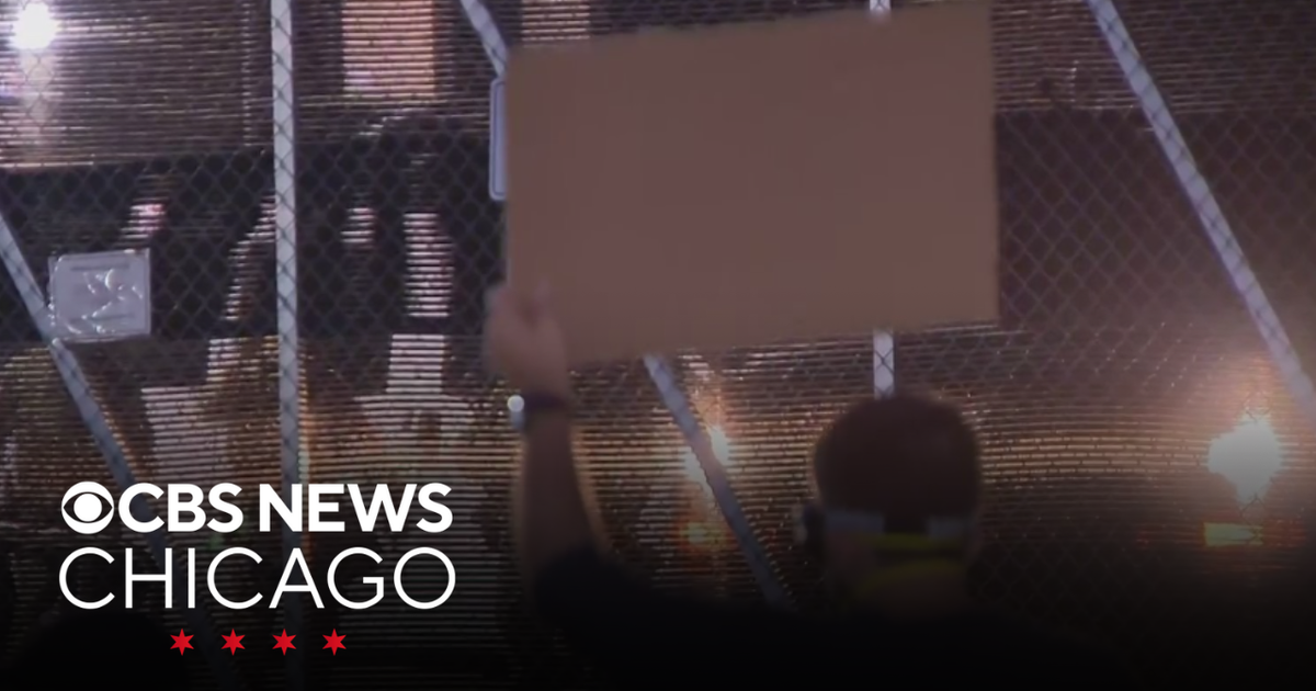 Protesters return to Broadview ICE facility early Friday morning - CBS ...