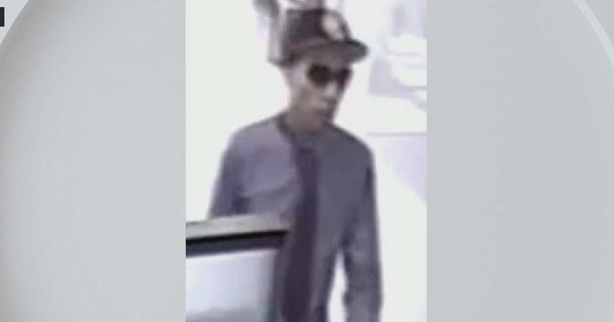 FBI searching for man who used fireworks in Fort Worth bank robbery ...
