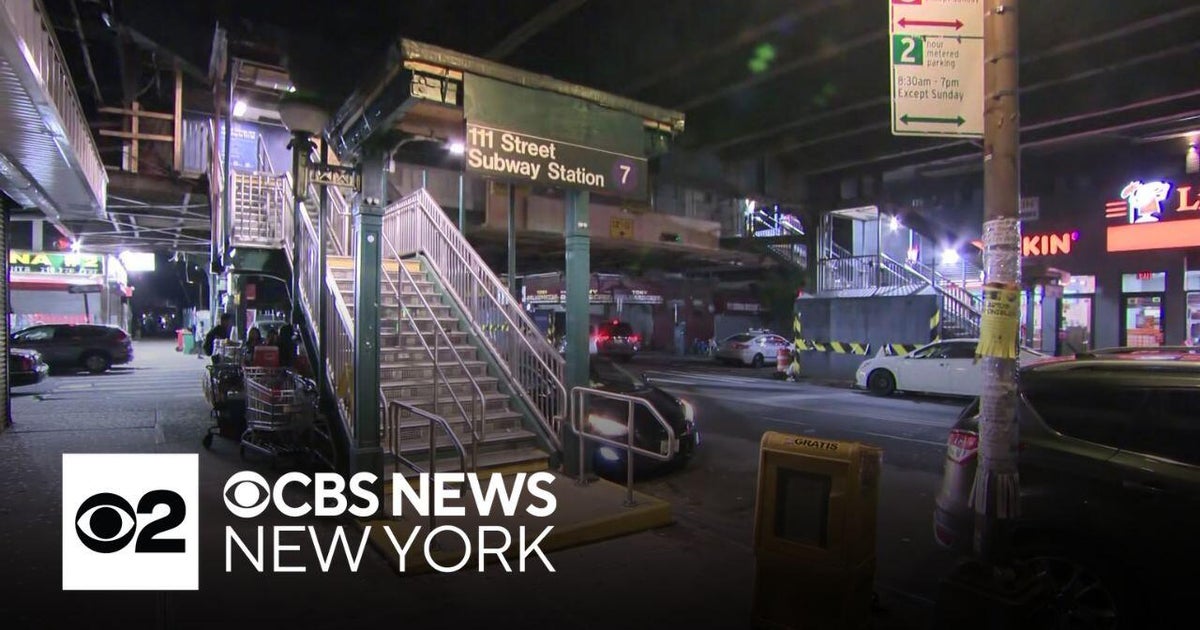 Man stabbed in neck on Queens subway platform, NYPD says - CBS New York