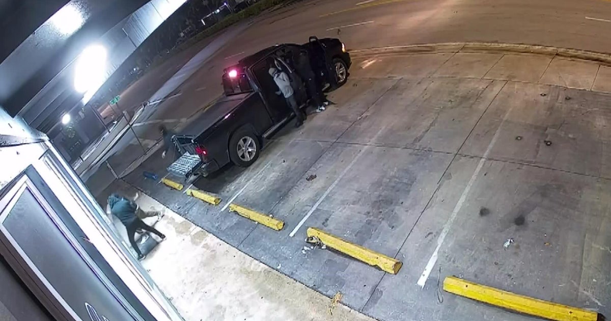 4 caught on video using hammers to break into West Miami clothing store, police say