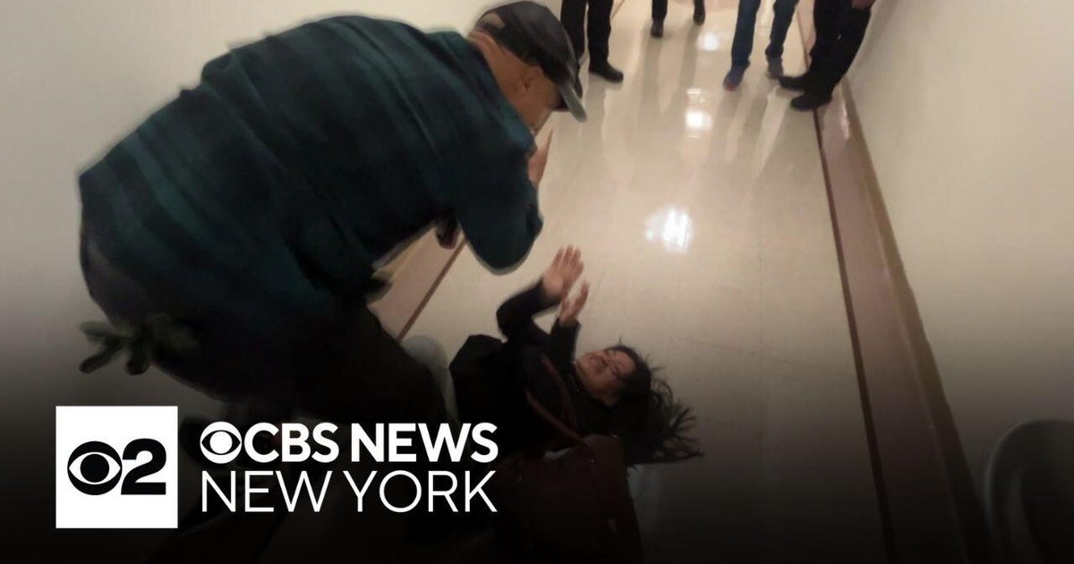 NYC comptroller says video shows ICE agent's altercation with detainee ...