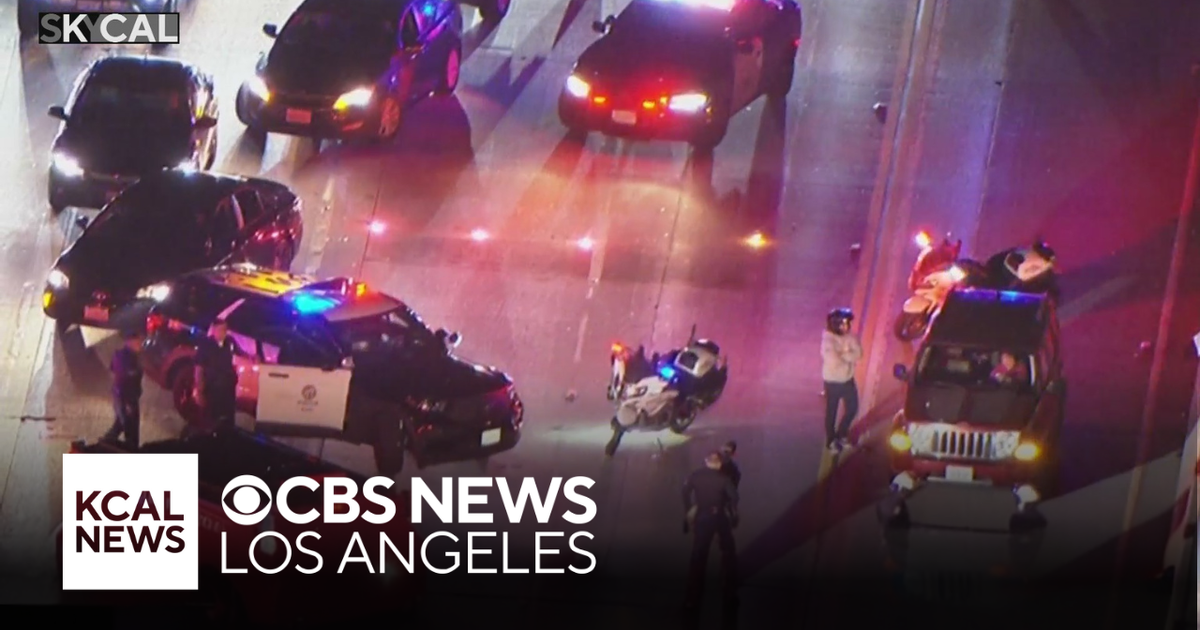 Santa Monica motorcycle officer injured in 405 Freeway crash - CBS Los ...