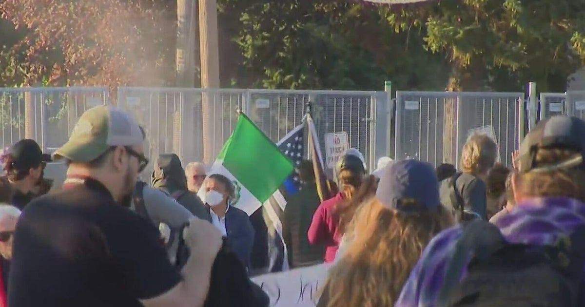 More tension and clashes between protesters and ICE agents at Broadview ...