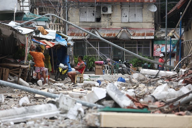 Search and redeeming continues after the powerful earthquake beat the Philippines 