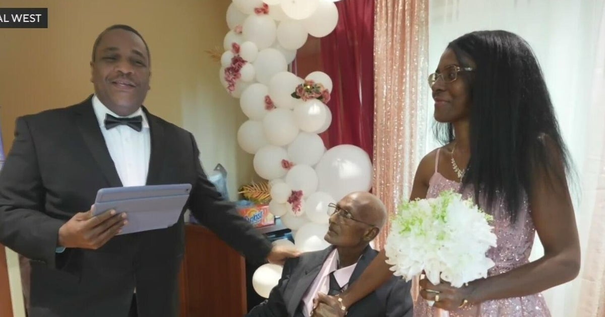 Man battling cancer marries girlfriend of 13 years at Florida hospital