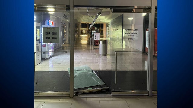 concord-sun-valley-mall-smash-and-grab-100525.jpg 