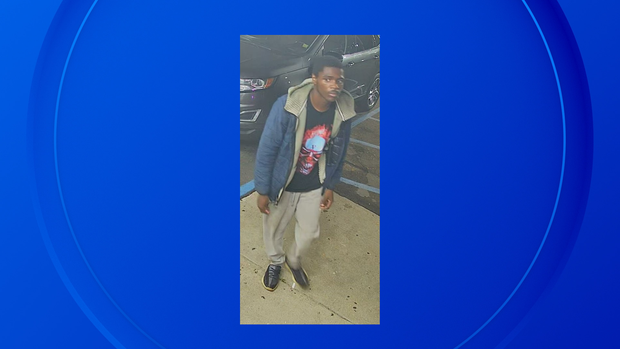 Detroit police search suspect in armed robbery 