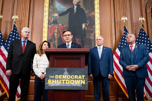 Louisiana Temsilciler Meclisi Başkanı Mike Johnson ve diğer Cumhuriyetçi Parti milletvekilleri, 9 Ekim 2025'te Washington D.C.'deki ABD Kongre Binası'nda hükümetin kapanmasıyla ilgili bir basın toplantısına katılıyor.