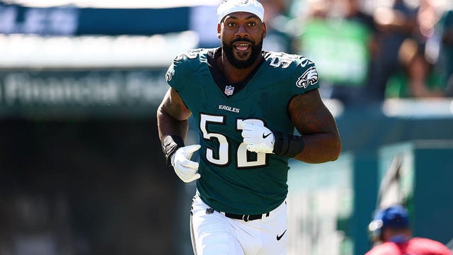 Za'Darius Smith runs onto the field during an Eagles game 