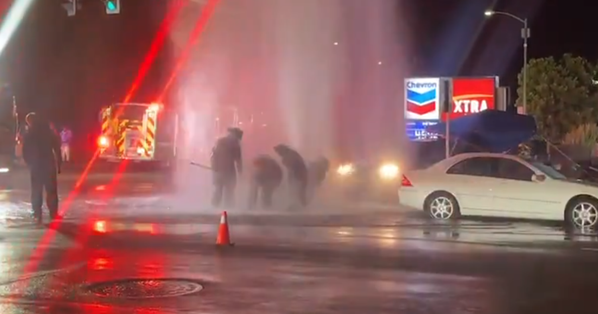 Driver crashes in Oakland after car chase with CHP; 2 injured - CBS San ...