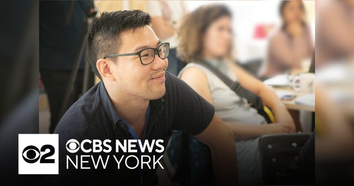Government employee shares struggles as shutdown drags on - CBS New York