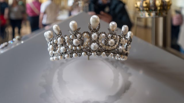 Jewels Stolen In Raid On Louvre Museum In Paris 