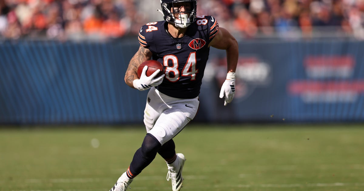 Back injury for Bears tight end Cole Kmet could open door for breakout game  for Colston Loveland - CBS Chicago