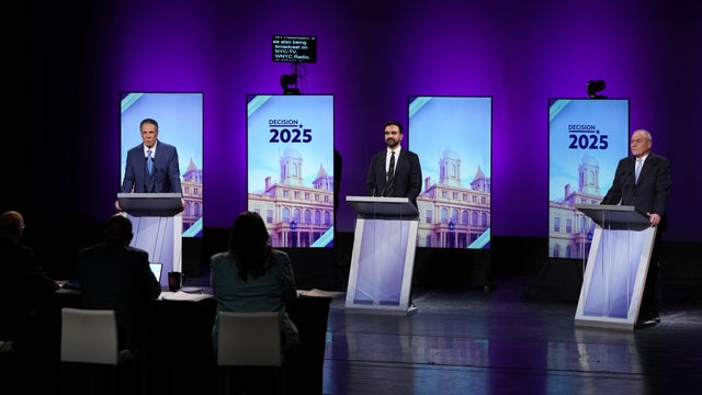 Andrew Cuomo, New York City mayoral candidate, from left, Zohran Mamdani, New York City mayoral candidate, and Curtis Sliwa, New York City mayoral candidate, during a mayoral debate in New York, US, on Wednesday, Oct. 22, 2025. 