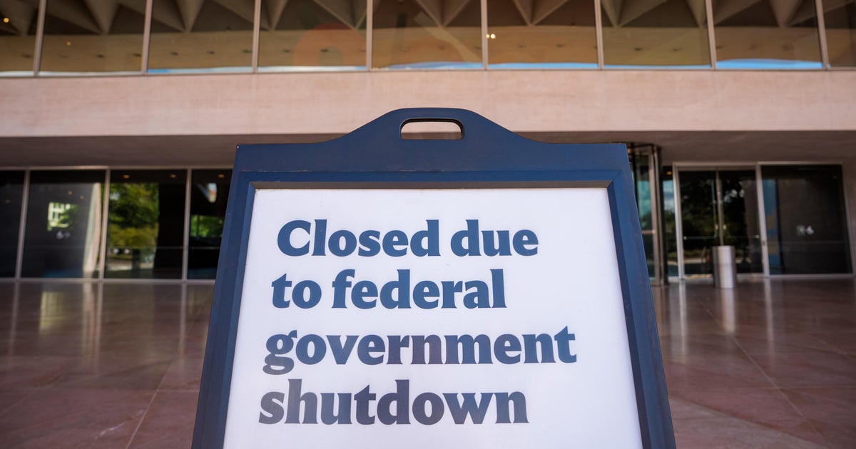 Federal Workers Face Financial Crisis as Shutdown Lingers