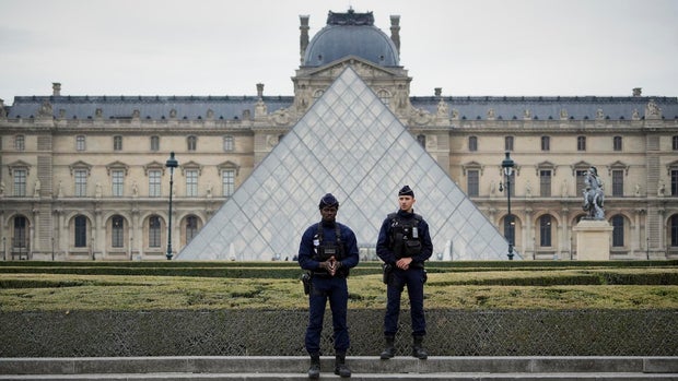 Louvre Closes After Jewellery Heist