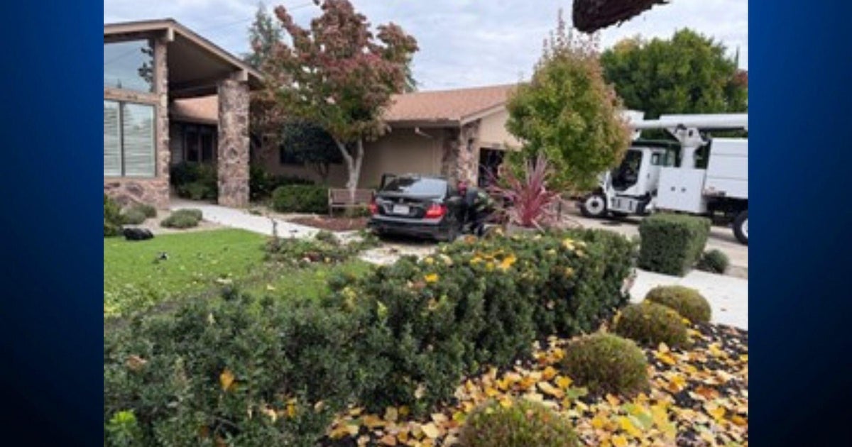 Driver crashes into Turlock home, possibly hitting maintenance worker