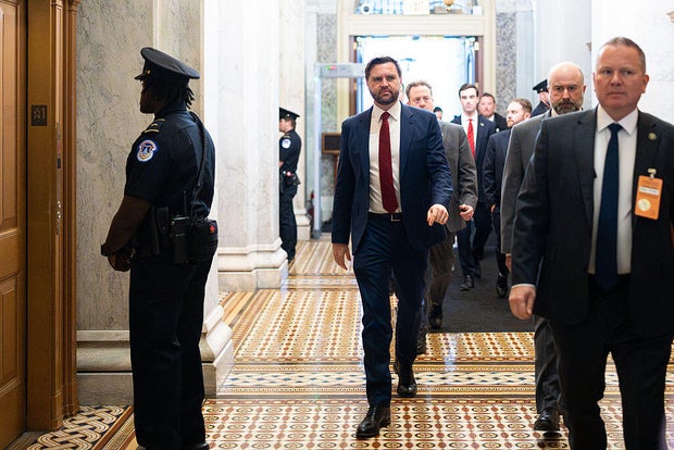 Vizepräsident JD Vance kommt am Dienstag, den 28. Oktober 2025, zum Mittagessen der Senatsrepublikaner im US-Kapitol in Washington, D.C. an.